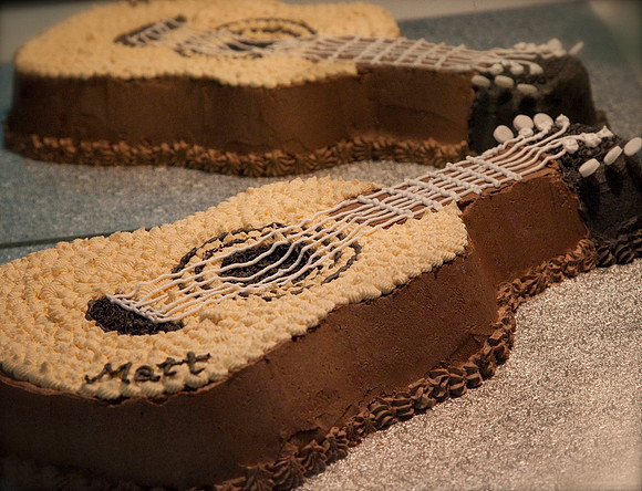 Guitar butter cake with butter cream icing