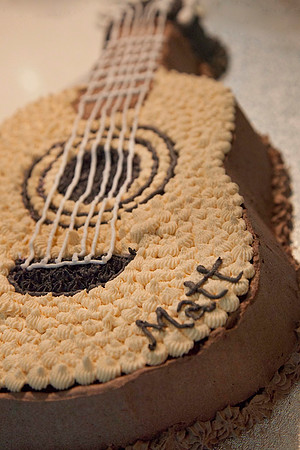 Guitar butter cake with butter cream icing